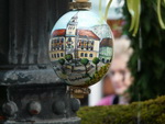 Großes Ei am Osterbrunnen am Florianiplatz in Bad Reichenhall.